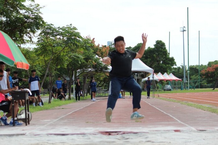 97週年校慶暨運動大會:跳遠圖片