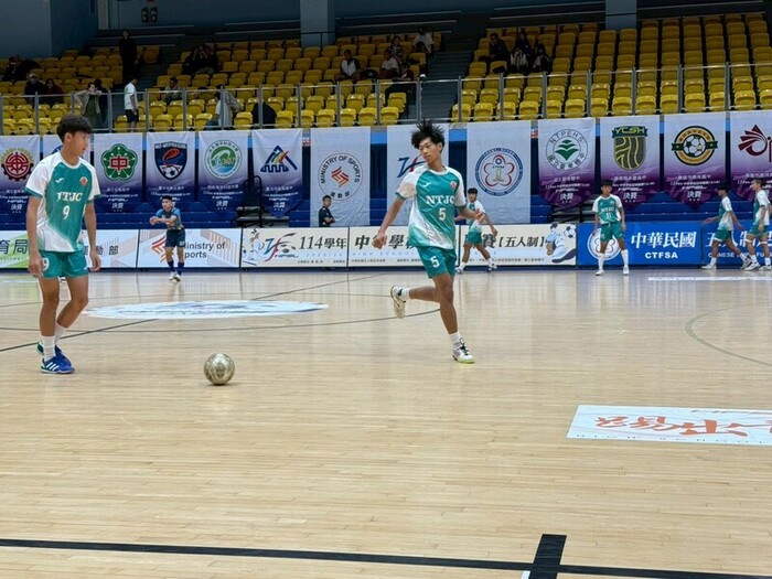 114 學年度高中男子足球聯賽決賽圖片
