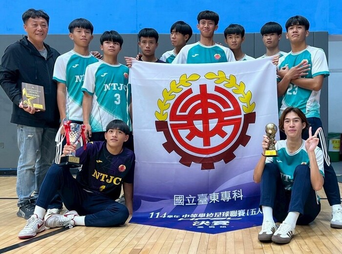 114 學年度高中男子足球聯賽決賽圖片