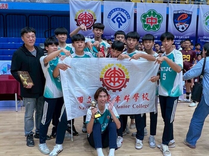 114 學年度高中男子足球聯賽決賽圖片