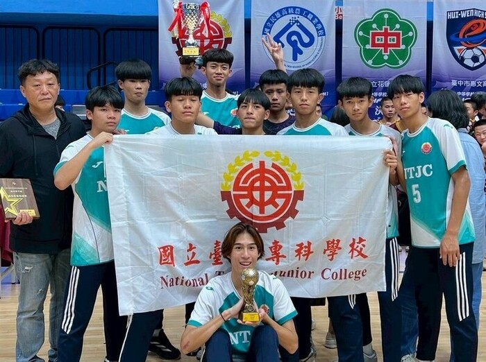 114 學年度高中男子足球聯賽決賽圖片