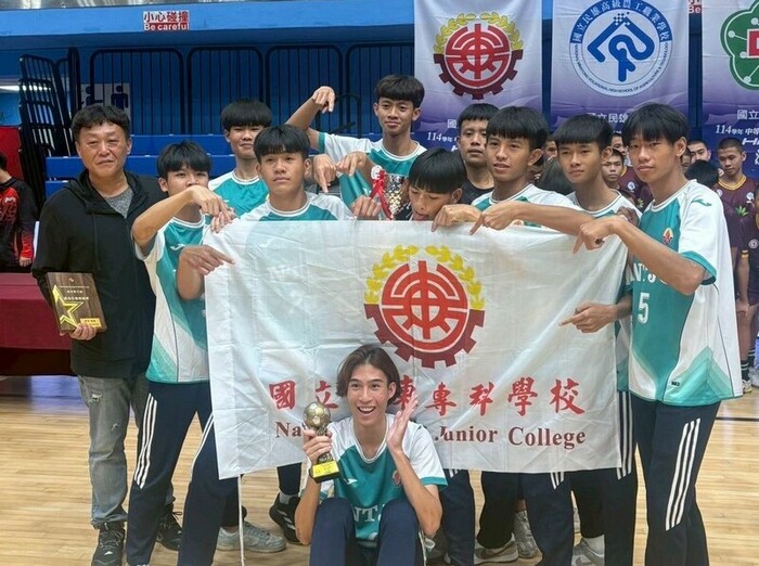 114 學年度高中男子足球聯賽決賽圖片