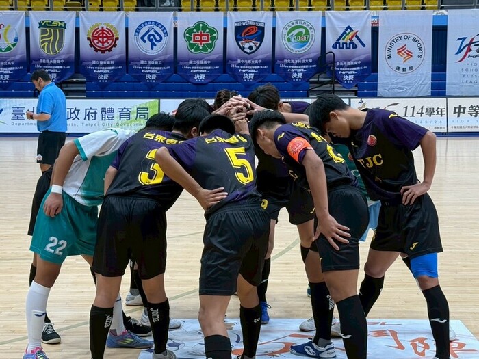 114 學年度高中男子足球聯賽決賽圖片